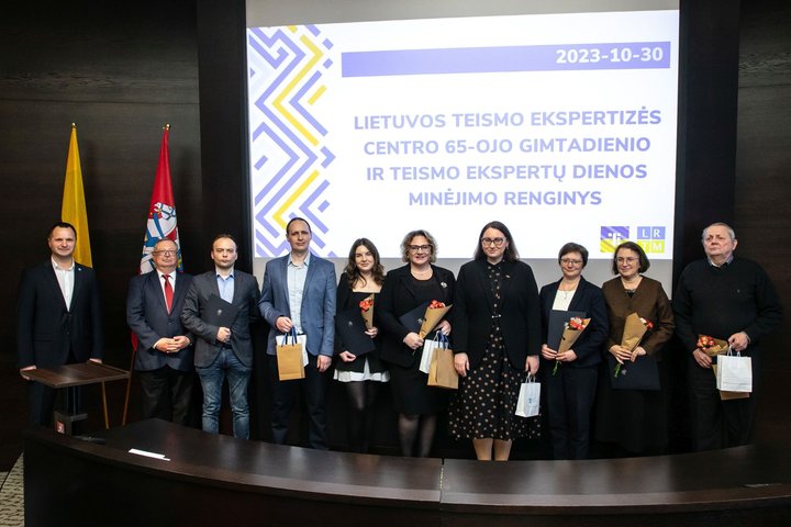 Teisingumo ministrės, LTEC vadovo ir apdovanotų teismo ekspertų nuotrauka