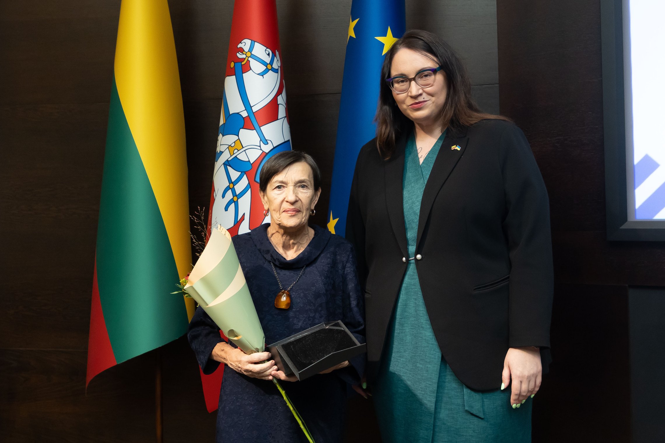 Apdovanojimo akimirka. Iš kairės į dešinę teismo ekspertė Elena Šalnaite ir Teisingumo ministrė Evelina Dobrovolska